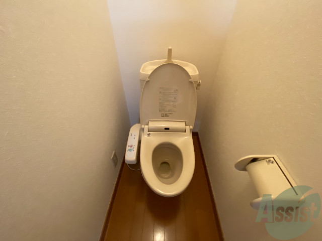 トイレ　嬉しいウォシュレット機能付きです。シャワートイレは便利ですね