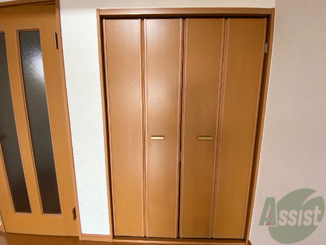収納　収納はこちらのクローゼットをお使いください。