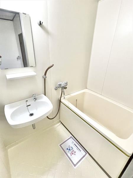 バス・シャワールーム　洗面付きのバスルーム