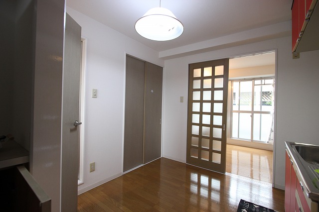 居室・リビング　同物件、別号室のものです。