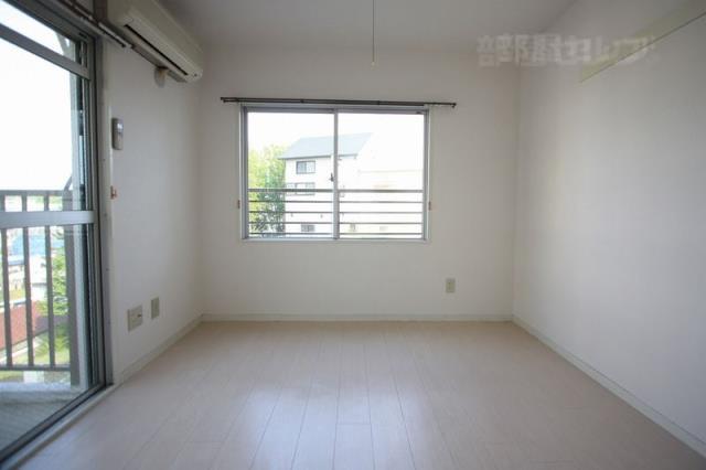 居室・リビング　白色を基調としたいいお部屋です。