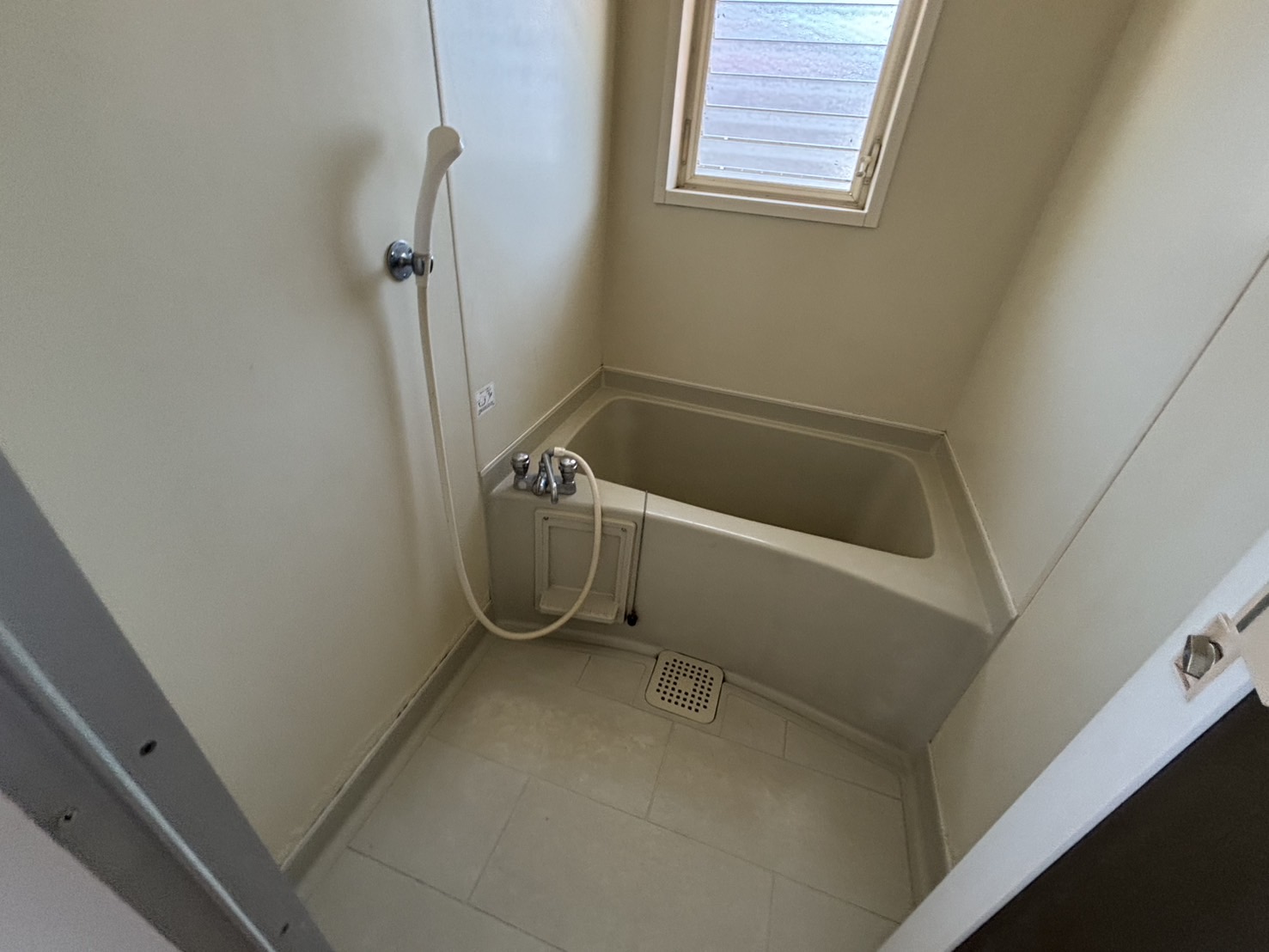 バス・シャワールーム　シャワー付！窓が付いて換気しやすいです♪