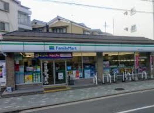 コンビニ　ファミリーマート佛教大学前店（コンビニ）まで822m