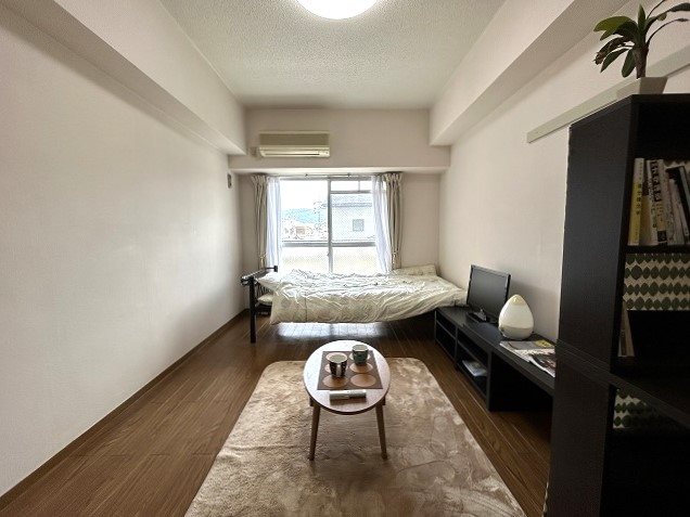 居室・リビング　別部屋モデルルーム。ユニットデスク、テーブル、ローボード、デ