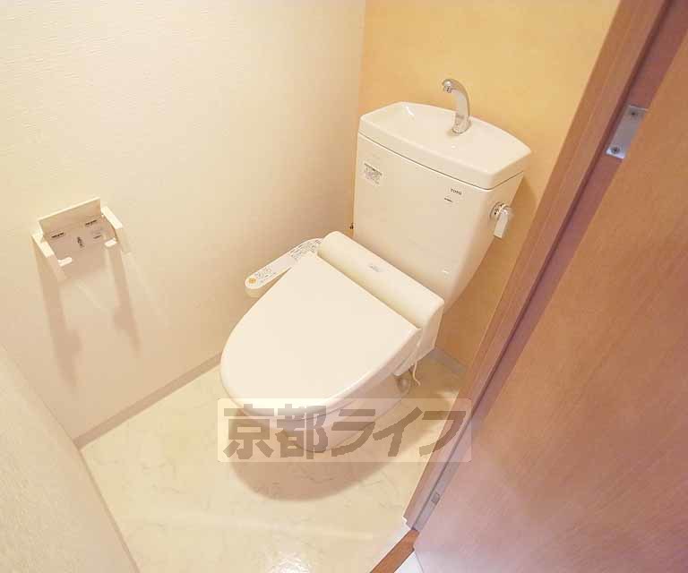 トイレ　ウォシュレットつきです。