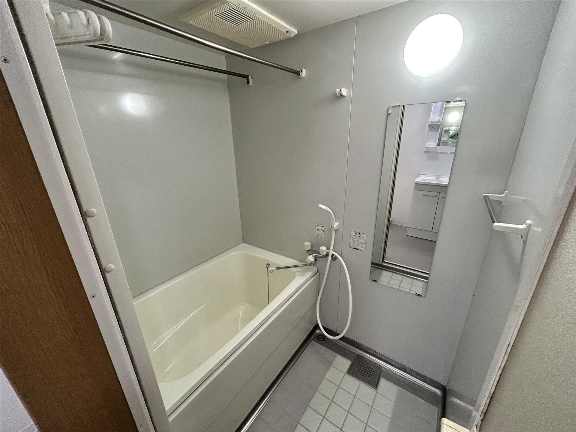 バス・シャワールーム　浴室乾燥機付きで雨の日の洗濯も安心です