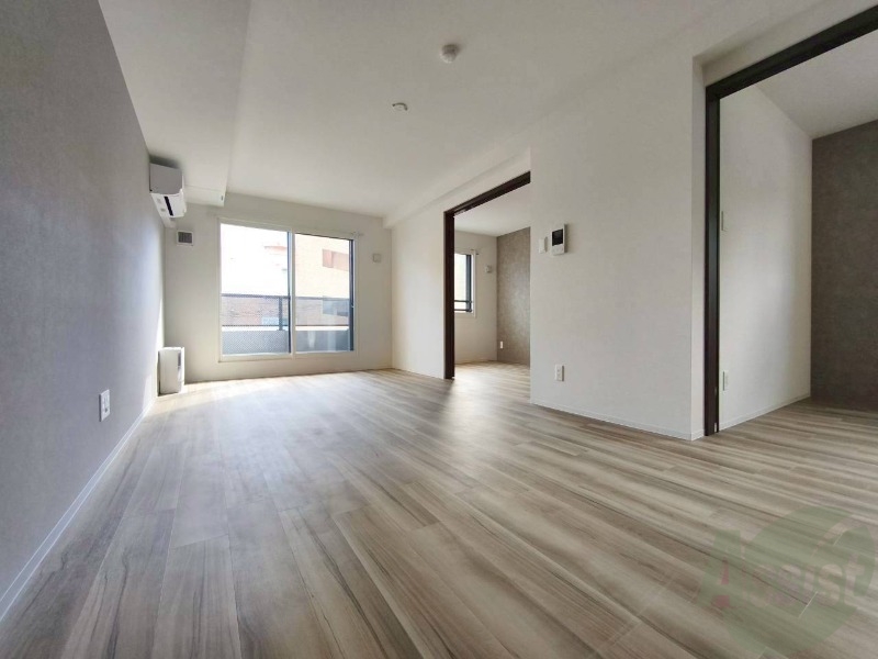 居室・リビング　日当たり良く広々したリビングで快適に過ごせます。