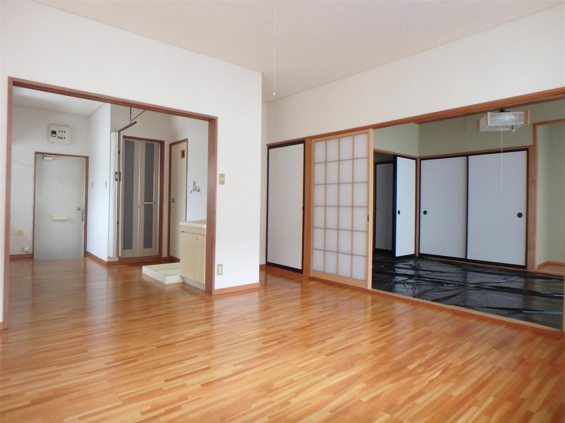 居室・リビング　人気の角部屋フローリングのお部屋です☆