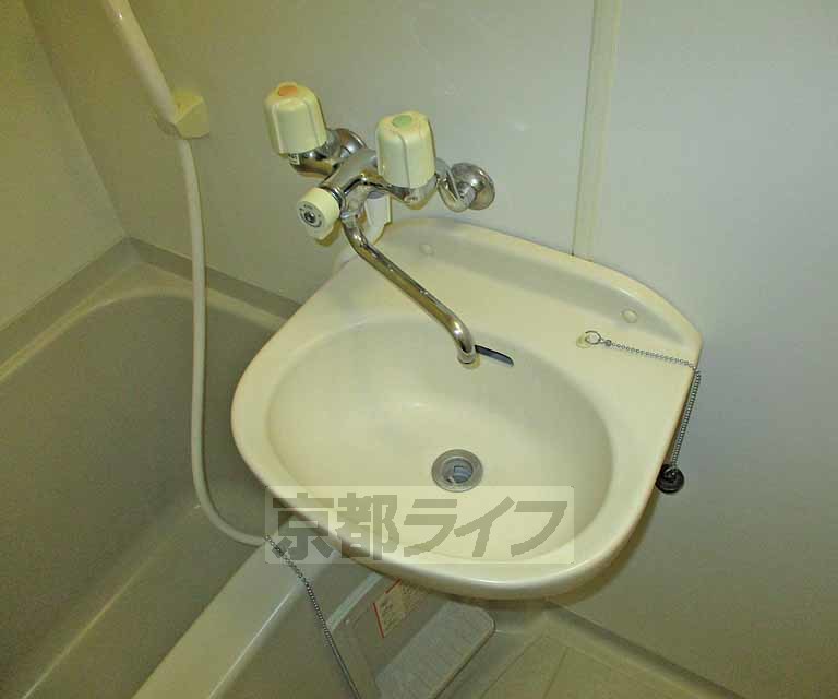 洗面設備　南向きなので日当たりが良く明るい部屋です。