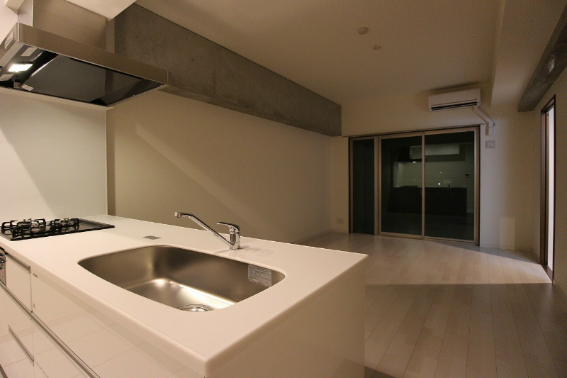 居室・リビング　柱はコンクリートでカッコよく仕上げています。