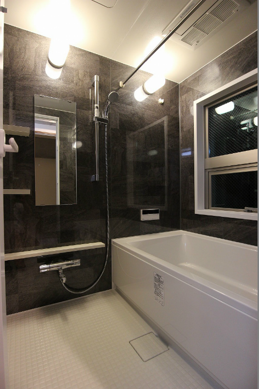 バス・シャワールーム　壁の配色もアクセントがあるお洒落なお風呂です。