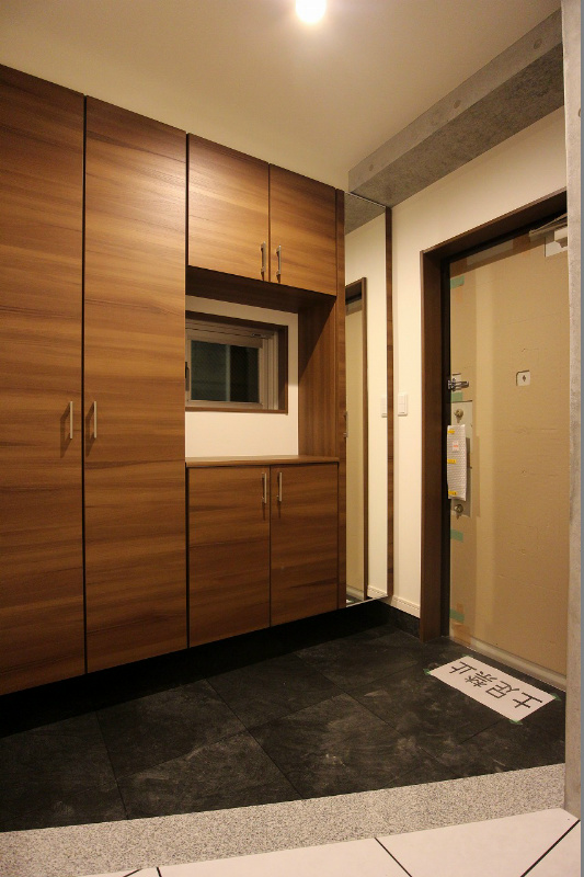 玄関　トールタイプのシューズボックスです。足元のライトがまた良し。