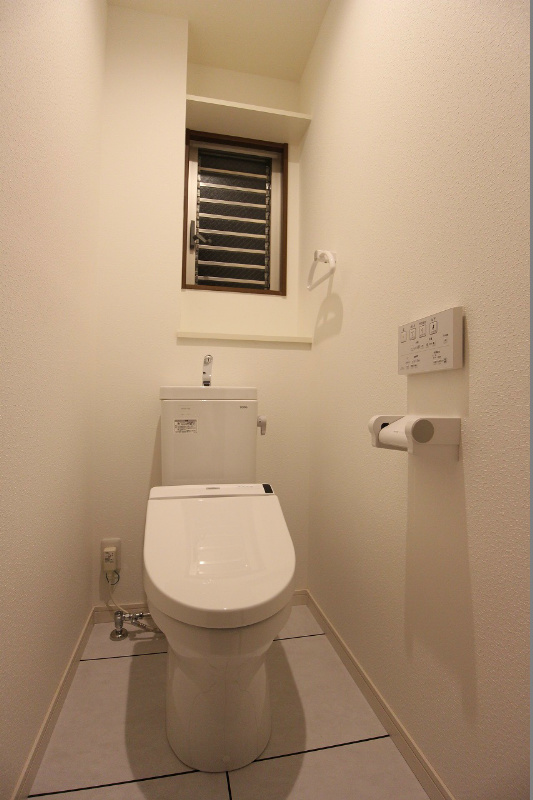 トイレ　ウォシュレットを完備です。窓付きで換気も出来ます。