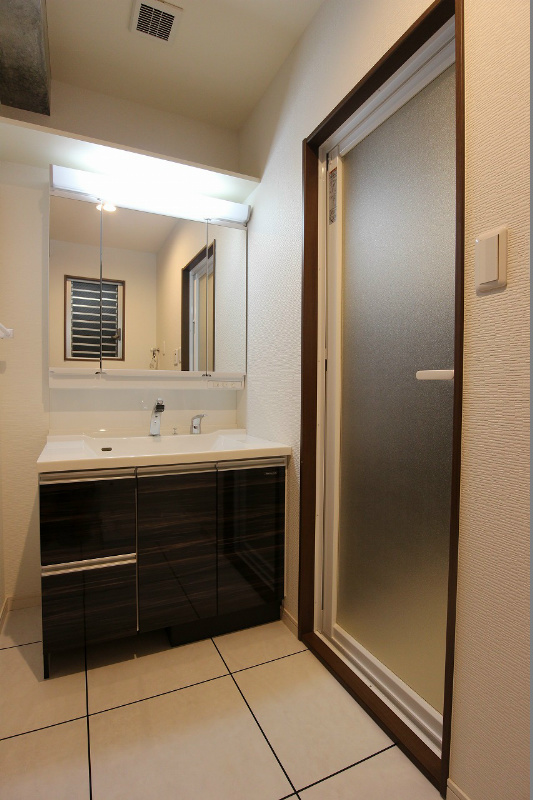 洗面設備　三面鏡で使い勝手も収容力もあるドレッサーです。