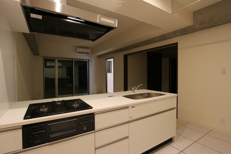 キッチン　アイランド式に近い、大きくオープンなカウンターキッチンです。