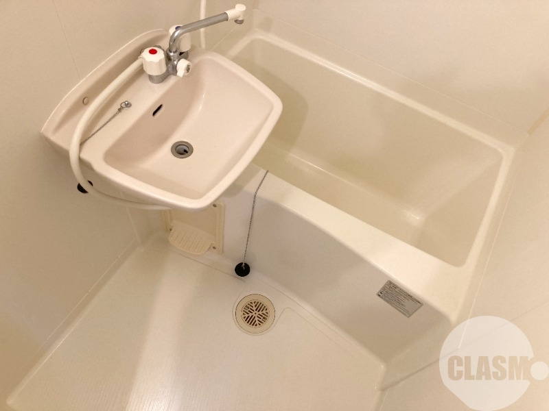 バス・シャワールーム　キレイにリフォームされています♪