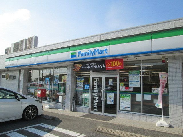 コンビニ　ファミリーマート（コンビニ）まで400m