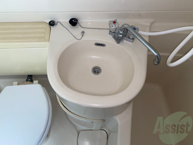 洗面設備　朝の支度ができる、洗面台も付いておりますね