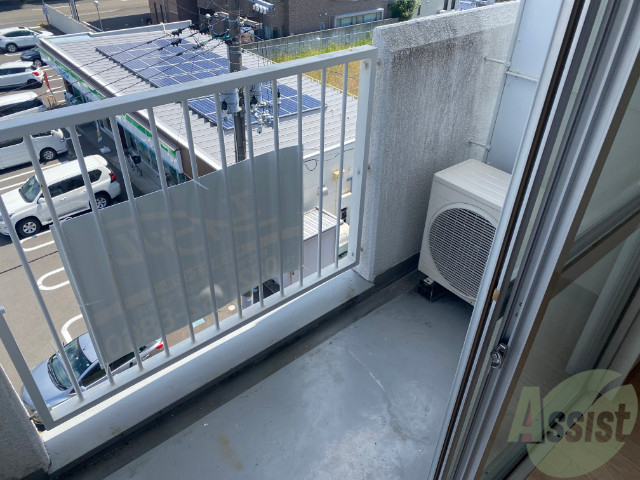 バルコニー　バルコニーも、日当たり良く、広くて使いやすそうです