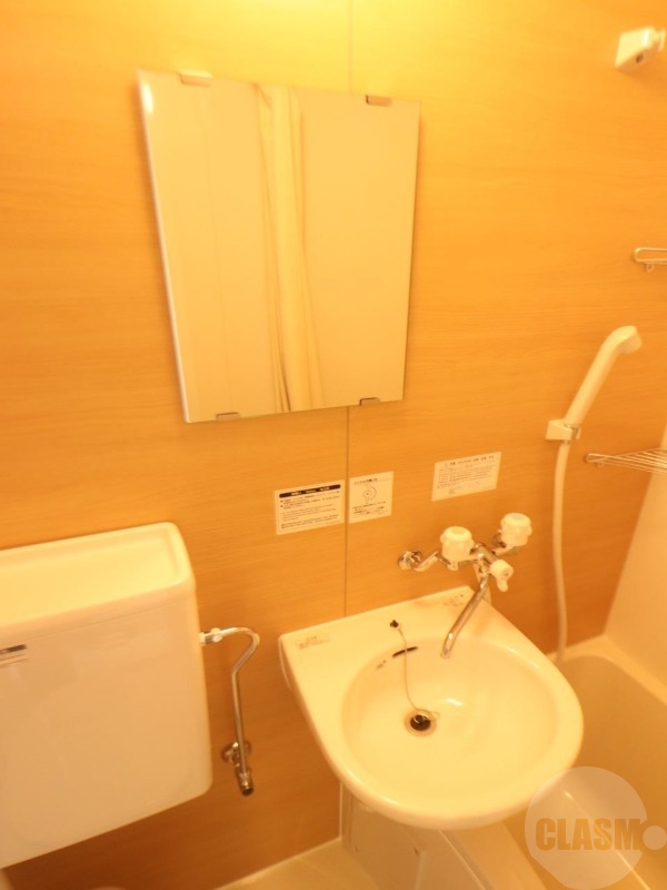 洗面設備　ミラー付きの洗面台