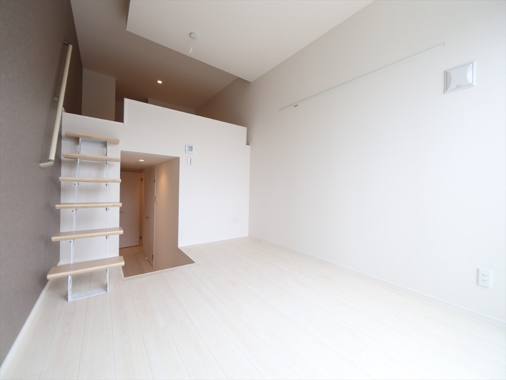 居室・リビング　洋室6.4帖　ロフト7.1帖（収納にも寝室にも使えます）