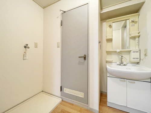 洗面設備　化粧台と洗濯機置場