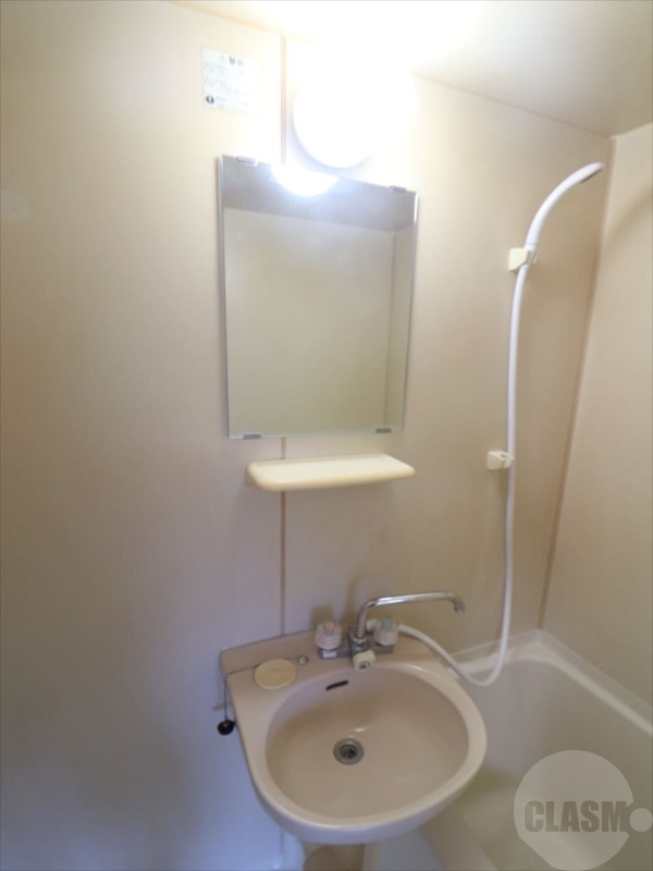 洗面設備　鏡付きの洗面台