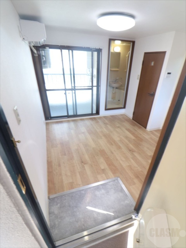 居室・リビング　５帖の洋室です