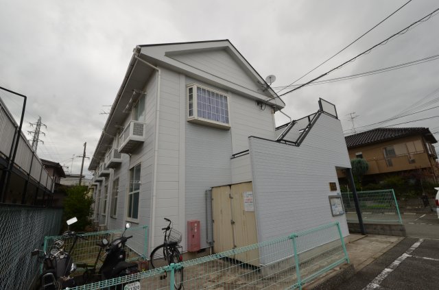 建物外観　居住者専用のごみ置き場があります。