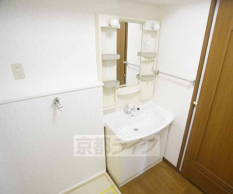 洗面設備　たくさん物が置けて便利ですね。