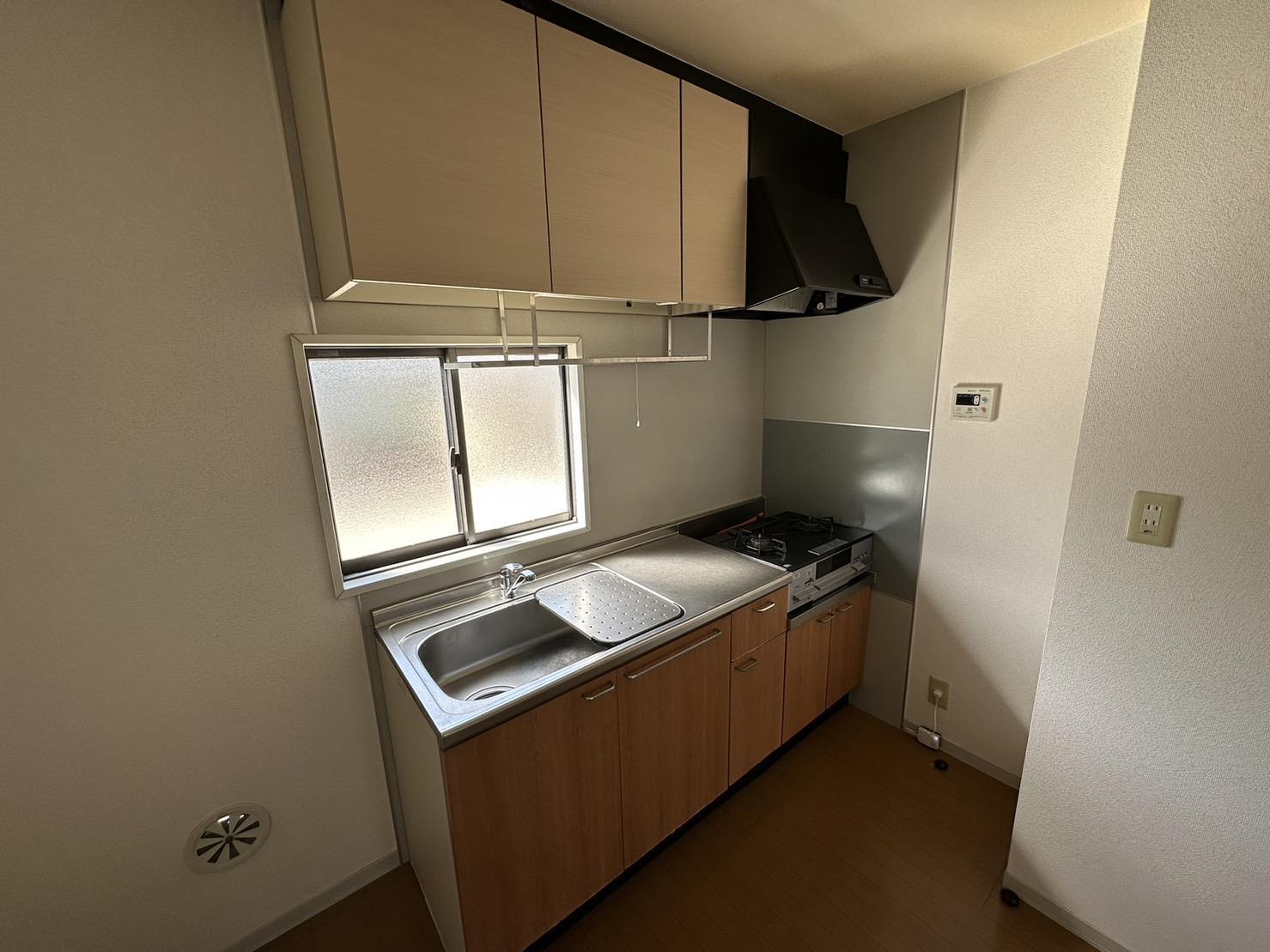 キッチン　小窓付きで収納部分の充実したキッチン♪