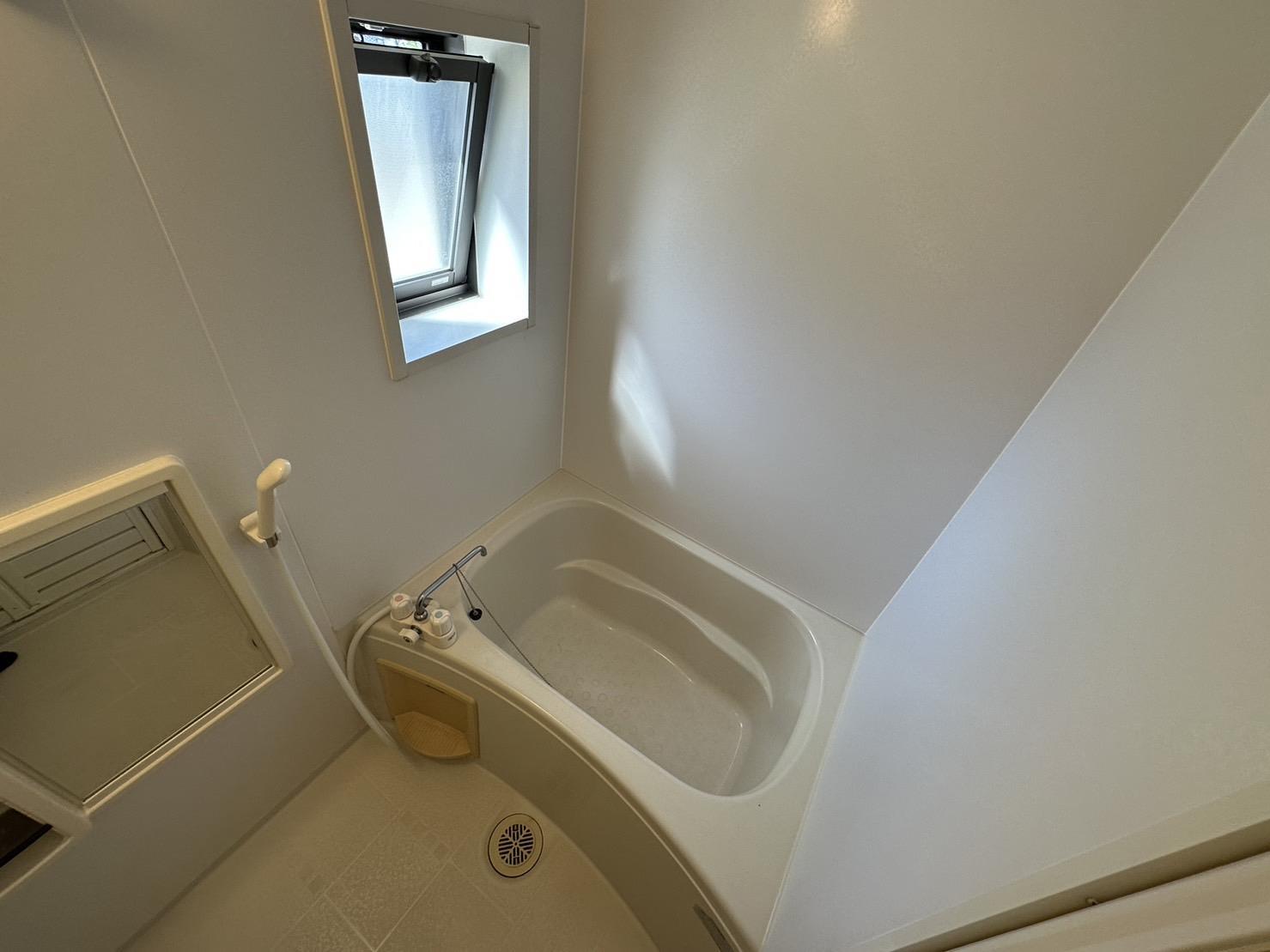 バス・シャワールーム　小窓付きでしっかり換気のできるバスルーム♪