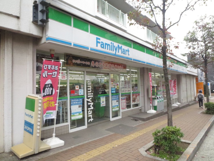 コンビニ　ファミリーマート市ヶ尾北口店（コンビニ）まで77m