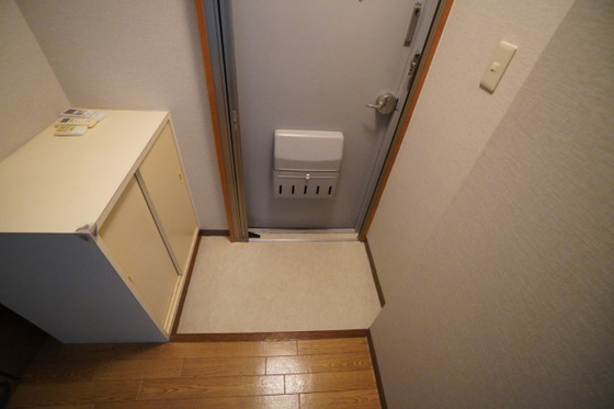 玄関　※別号室の写真です。