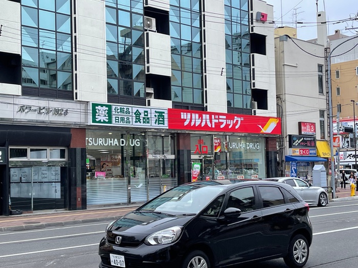 ドラックストア　ツルハドラッグ（ドラッグストア）まで995m