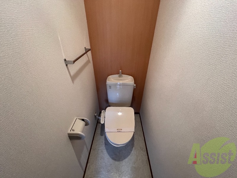 トイレ　温水洗浄便座でウォシュレット機能も付いています。