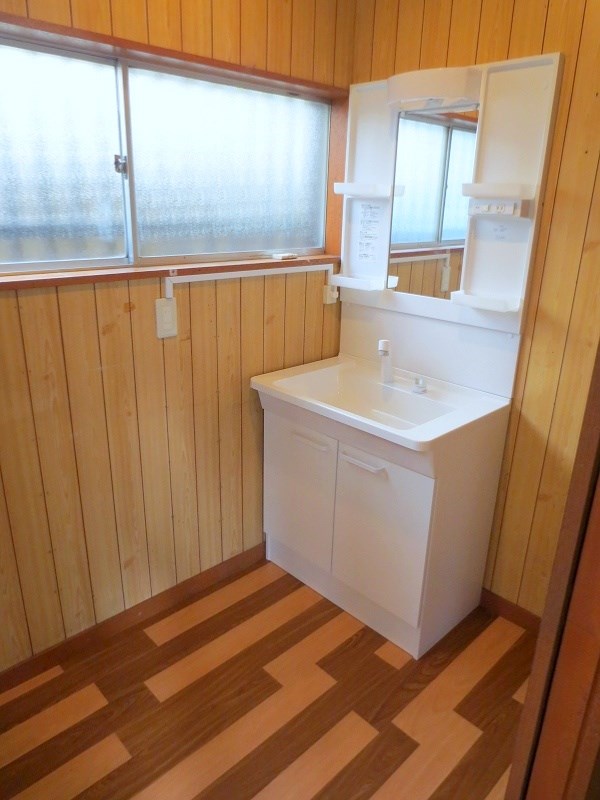 洗面設備　洗面脱衣室　シャンプードレッサー　洗濯機置き場あり　　窓あり