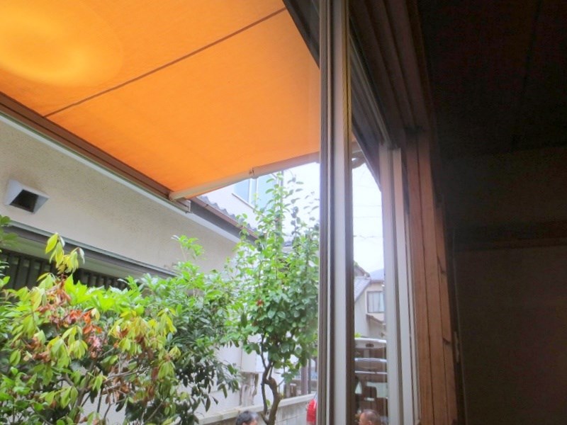 その他　和室６帖　陽当り良好の掃き出し窓に電動オーニング（日除け）残