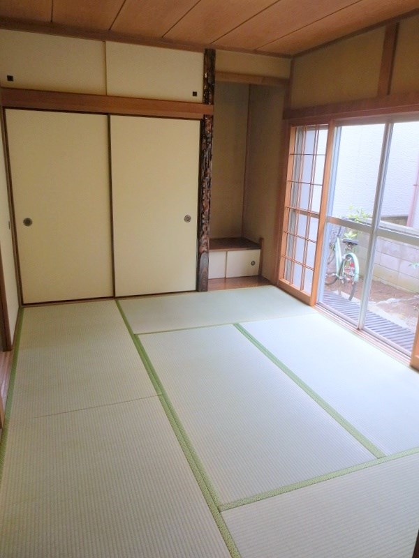 収納　１階和室６帖　南向きで、お陽さまたっぷり　　電動オーニング（