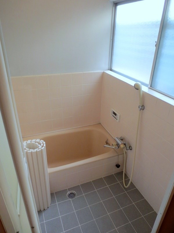 バス・シャワールーム　窓あり採光＆通風＆換気もＯＫ！浴室換気乾燥機付で冬も安心です