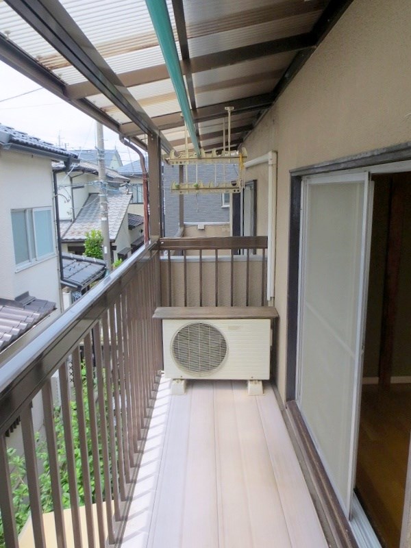 バルコニー　屋根付ベランダ　少しの雨なら洗濯物も安心です南向きで陽当り良