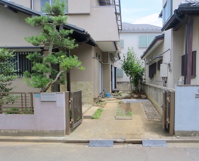 駐車場　駐車場１台付　ワンボックスカーも駐車できます　安心の門扉あり