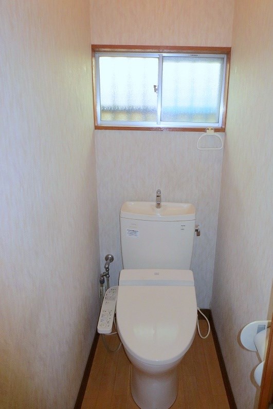 トイレ　ウォシュレット付（残置物扱い）　窓あり採光＆通風＆換気もＯＫ