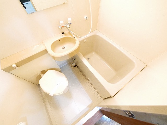 バス・シャワールーム　コンパクトで使いやすいお風呂です