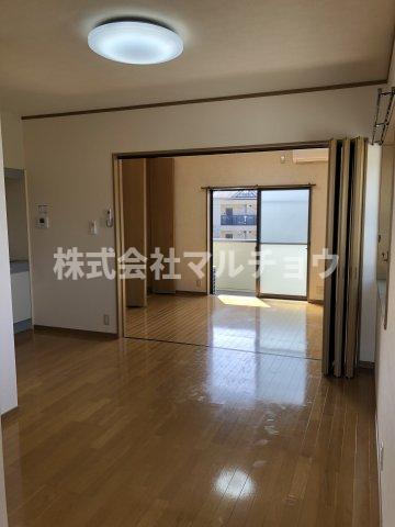 居室・リビング　こちらの居間で趣味の時間をお楽しみください