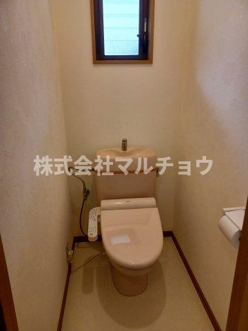 トイレ　落ち着いた色調のトイレです