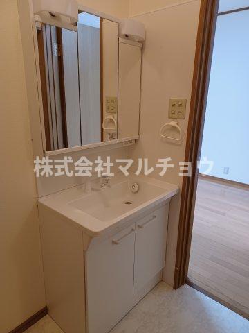 洗面設備　独立洗面台あり、毎朝おしゃれに忙しい女性の方におすすめです