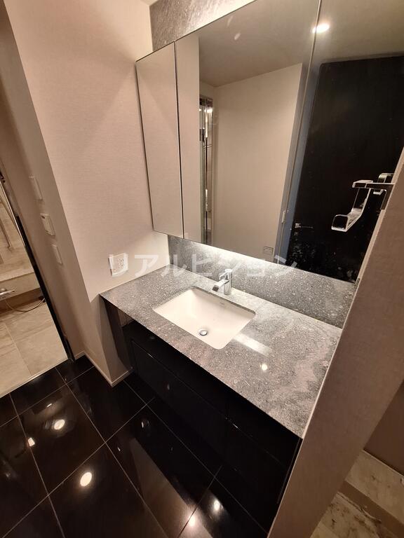 洗面設備　別部屋参考写真です