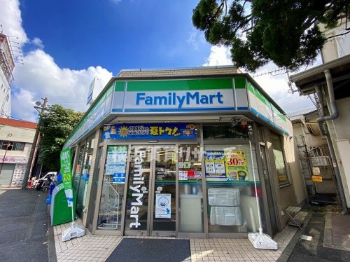 コンビニ　ファミリーマート横浜大口駅前店（コンビニ）まで281m