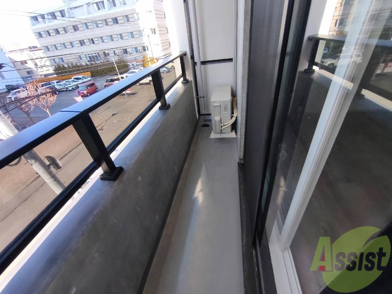 バルコニー　バルコニーです。洗濯物を干すもよし、一息つくもよしですね。